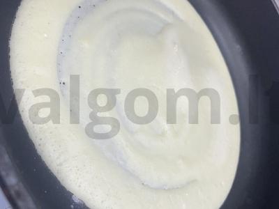 Ažūriniai blynai su kefyru „Moneto“ Žingsnis 5