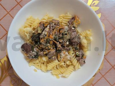 Švelni vištienos kepenėlė su žolelėmis grietinės padaže pagrindine nuotrauka