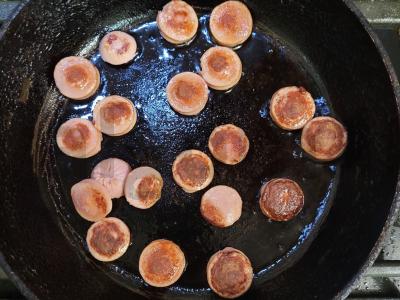 Sultinga kiaušinienė su dešrelėmis ir pomidoru Žingsnis 1