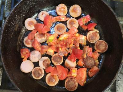 Sultinga kiaušinienė su dešrelėmis ir pomidoru Žingsnis 2