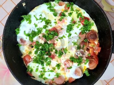 Sultinga kiaušinienė su dešrelėmis ir pomidoru pagrindine nuotrauka