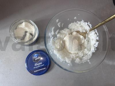 Sluoksniuotas sushi salotas su raudona žuvimi Žingsnis 1