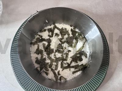 Sluoksniuotas sushi salotas su raudona žuvimi Žingsnis 5