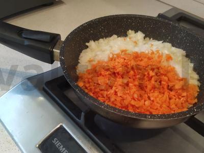 Aštrūs pupelės su morkomis ir pomidorų tyrė Žingsnis 1