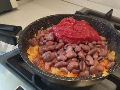 Aštrūs pupelės su morkomis ir pomidorų tyrė Žingsnis 3