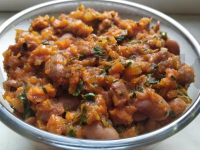 Aštrūs pupelės su morkomis ir pomidorų tyrė pagrindine nuotrauka