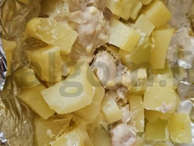 Vištiena su bulvėmis ir cukinija pagrindine nuotrauka