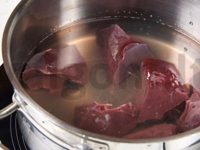 Šiltas kepenėlių, morkų ir svogūnų salotas Žingsnis 1