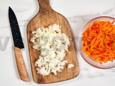 Šiltas kepenėlių, morkų ir svogūnų salotas Žingsnis 2