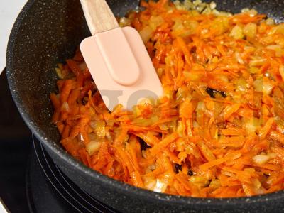 Šiltas kepenėlių, morkų ir svogūnų salotas Žingsnis 3