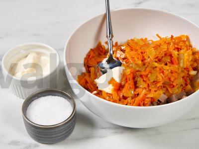 Šiltas kepenėlių, morkų ir svogūnų salotas Žingsnis 5