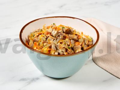 Šiltas kepenėlių, morkų ir svogūnų salotas pagrindine nuotrauka