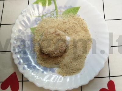 Sūrio ir dešrelių kotletai džiūvėsėliuose Žingsnis 7