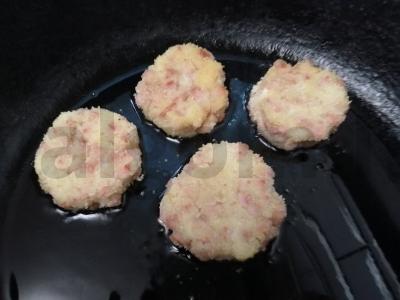 Sūrio ir dešrelių kotletai džiūvėsėliuose Žingsnis 8