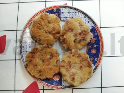 Sūrio ir dešrelių kotletai džiūvėsėliuose Žingsnis 9