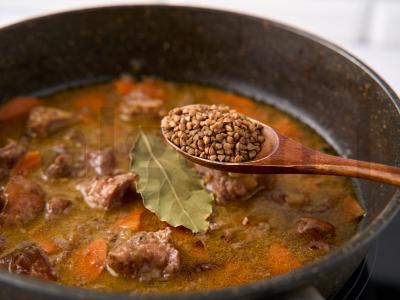 Grikių košė su troškiniu ir daržovėmis Žingsnis 6