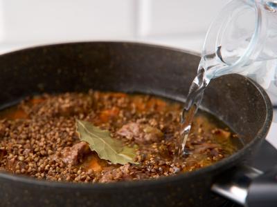 Grikių košė su troškiniu ir daržovėmis Žingsnis 7