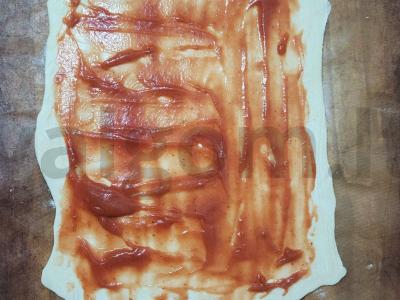 Skani pica su kumpiu ir tarkuotais pomidorais Žingsnis 1