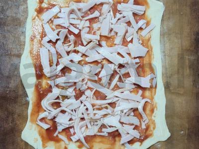 Skani pica su kumpiu ir tarkuotais pomidorais Žingsnis 3