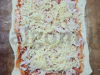 Skani pica su kumpiu ir tarkuotais pomidorais Žingsnis 4