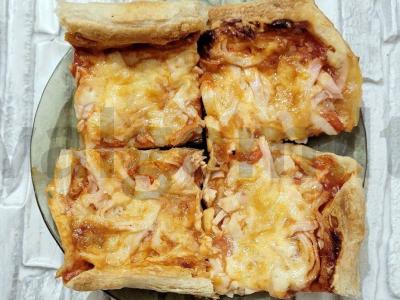 Skani pica su kumpiu ir tarkuotais pomidorais pagrindine nuotrauka