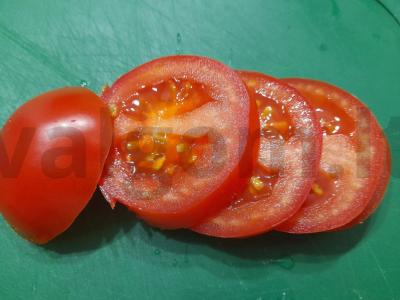 Kiaušinienė su žaliu svogūnu ir pomidoru po sūriu Žingsnis 4