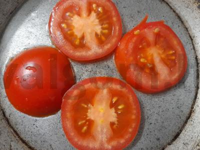 Kiaušinienė su žaliu svogūnu ir pomidoru po sūriu Žingsnis 5