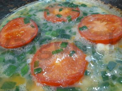 Kiaušinienė su žaliu svogūnu ir pomidoru po sūriu Žingsnis 6