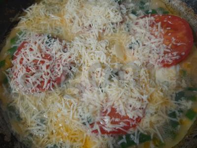 Kiaušinienė su žaliu svogūnu ir pomidoru po sūriu Žingsnis 7