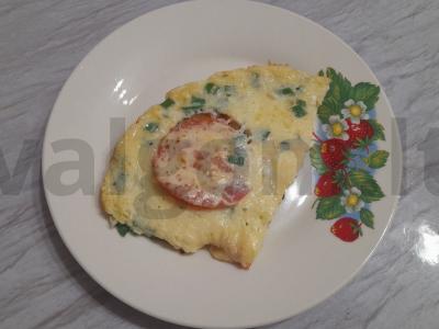 Kiaušinienė su žaliu svogūnu ir pomidoru po sūriu pagrindine nuotrauka