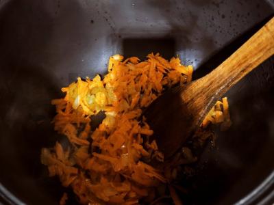 Plovas su vištiena lėtoje viryklėje Žingsnis 1