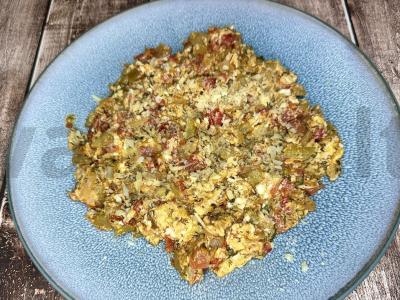 Kiaušinienė su daržovėmis ir sūriu pagrindine nuotrauka