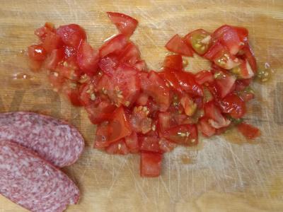 Kiaušinienė su pomidorais, saliami ir sūriu Žingsnis 2