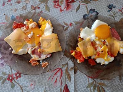 Kiaušinienė su pomidorais, saliami ir sūriu pagrindine nuotrauka