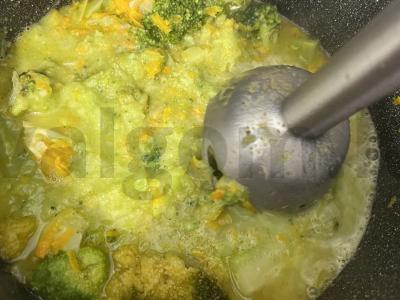 Brokolinių sriuba su daržovėmis ir sūriu Žingsnis 3