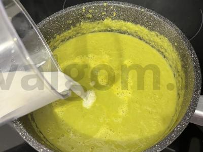 Brokolinių sriuba su daržovėmis ir sūriu Žingsnis 4