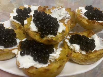 Bulvių krepšeliai su ikrais ir varškės sūriu pagrindine nuotrauka