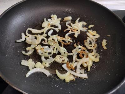 Salotos su marinuotais grybais ir krabų lazdelėmis Žingsnis 1