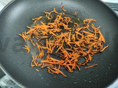 Salotos su marinuotais grybais ir krabų lazdelėmis Žingsnis 2