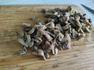 Salotos su marinuotais grybais ir krabų lazdelėmis Žingsnis 3