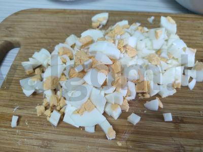 Salotos su marinuotais grybais ir krabų lazdelėmis Žingsnis 4