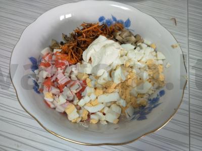 Salotos su marinuotais grybais ir krabų lazdelėmis Žingsnis 6