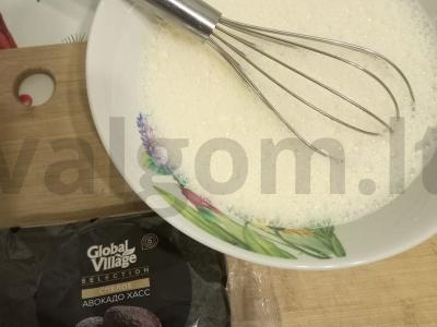 Blynai su avokado, sūrio sirtaqi ir sūdyta raudona žuvimi Žingsnis 2