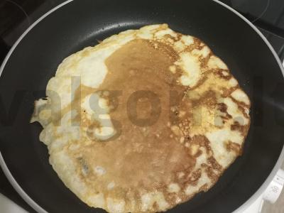 Blynai su avokado, sūrio sirtaqi ir sūdyta raudona žuvimi Žingsnis 4