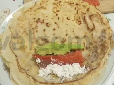 Blynai su avokado, sūrio sirtaqi ir sūdyta raudona žuvimi Žingsnis 6