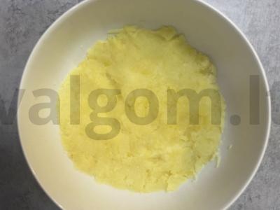 Salotas „Mimoza“ su sardinėmis, daržovėmis ir kiaušiniais Žingsnis 1