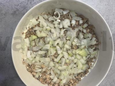 Salotas „Mimoza“ su sardinėmis, daržovėmis ir kiaušiniais Žingsnis 4
