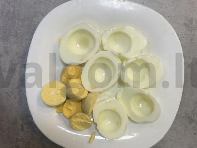 Salotas „Mimoza“ su sardinėmis, daržovėmis ir kiaušiniais Žingsnis 6