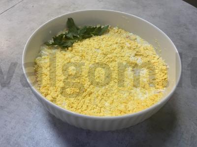 Salotas „Mimoza“ su sardinėmis, daržovėmis ir kiaušiniais pagrindine nuotrauka