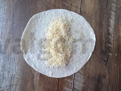 Vamzdelis su vištienos dešrele ir sūriu Žingsnis 1